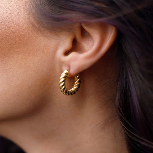 NEW💎18K Gold Twisted Hoop Earrings* - Picture 1 of 4